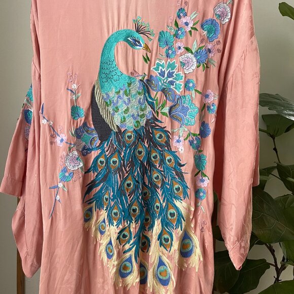 Women's Nuuly x SPELL Pink Embroidered Peacock Silky Robe Size S/M Small Medium - Picture 11 of 12